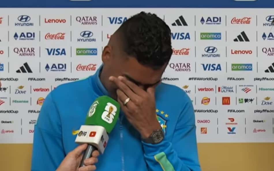 Casemiro chora ao dar entrevista após eliminação
