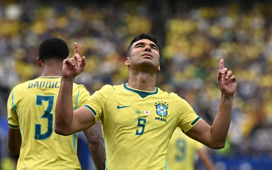 Casemiro comemora primeiro gol do Brasil sobre o Japão na Copa do Mundo apontando os dedos para o céu