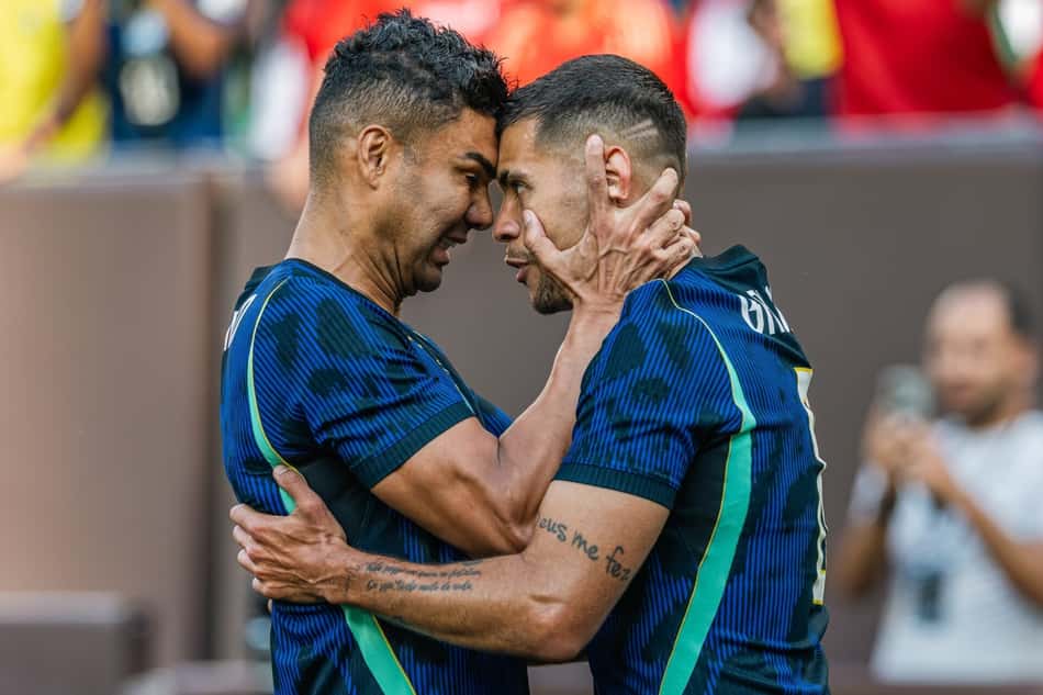 Casemiro e Bruno Guimarães comemoram gol do Brasil em amistoso contra o Egito