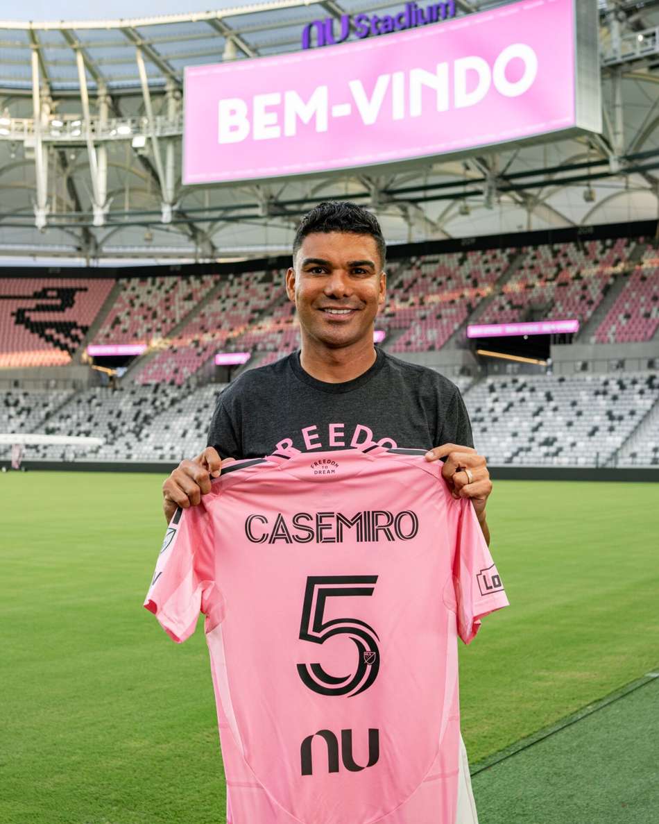 Casemiro segura a camisa de número cinco, que usará com o Inter Miami