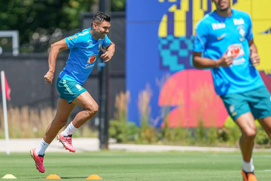 Casemiro corre durante o treino da Seleção Brasileira nos EUA 