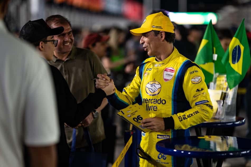 Castroneves conversa com fãs na Stock Car