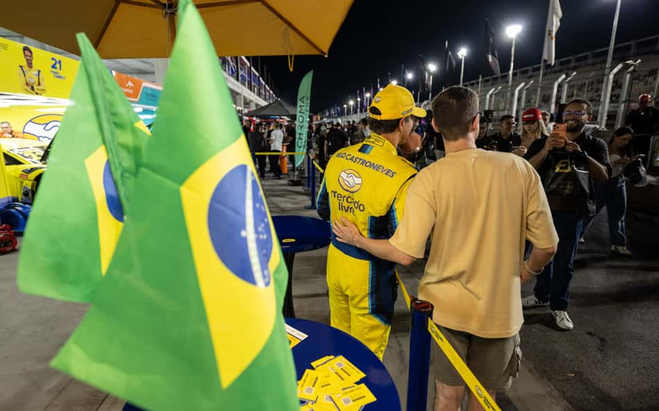 Castroneves tira foto com fã com a bandeira do Brasil em primeiro plano