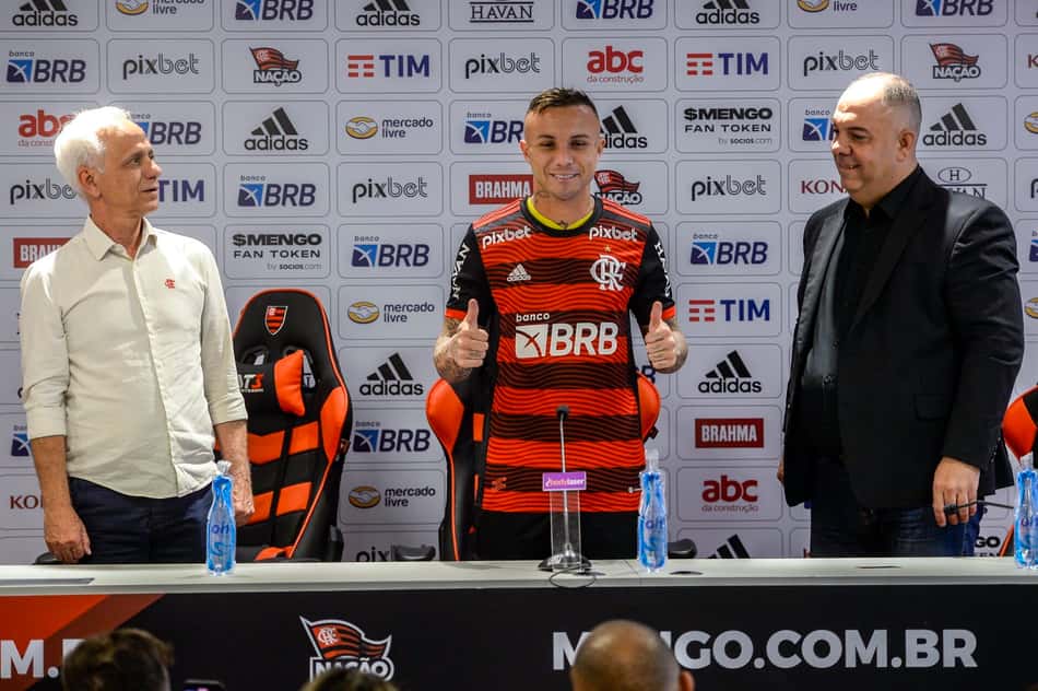 Cebolinha em sua apresentação com a camisa do Flamengo