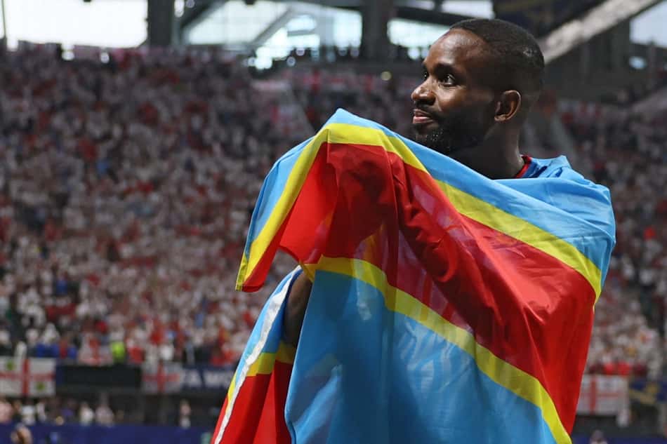 Cedric Bakambu com uma bandeira da RD Congo após eliminação da Copa do Mundo