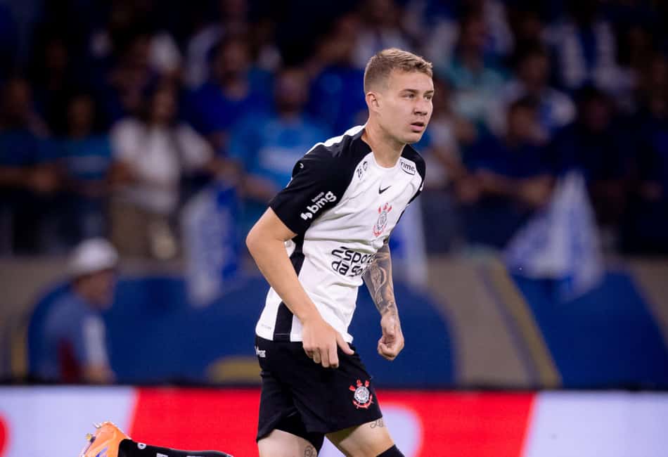 Charles em partida com a camisa do Corinthians