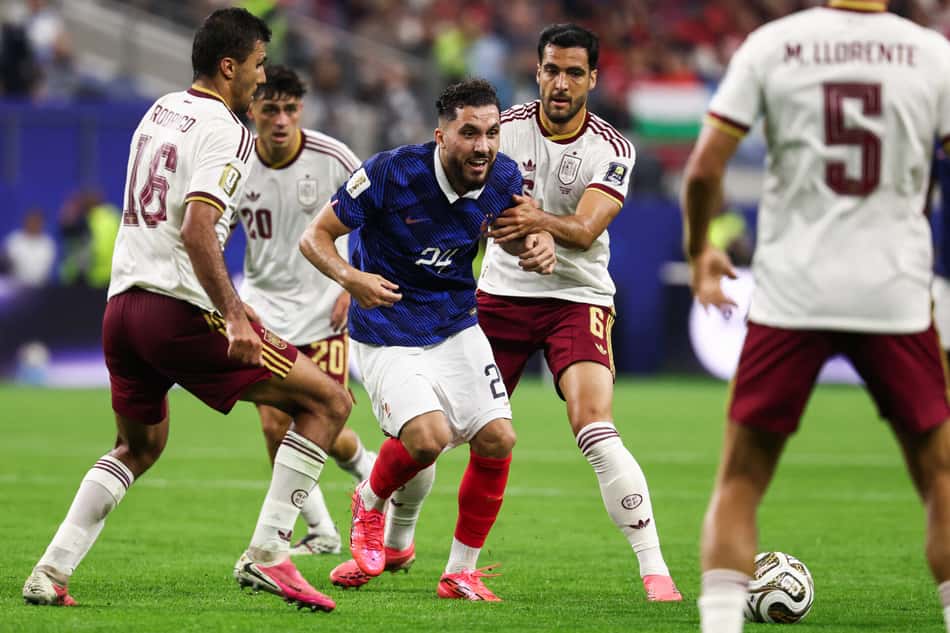 Cherki cercado por meias da Espanha na Copa do Mundo