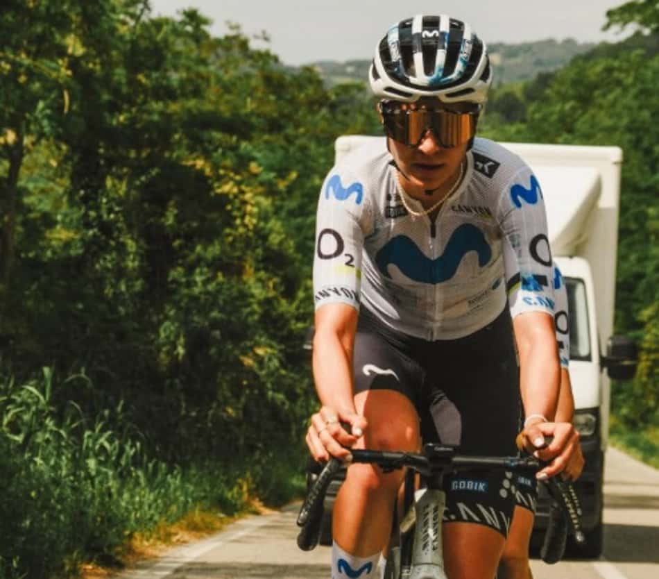 Ciclista Tota Magalhães durante treino