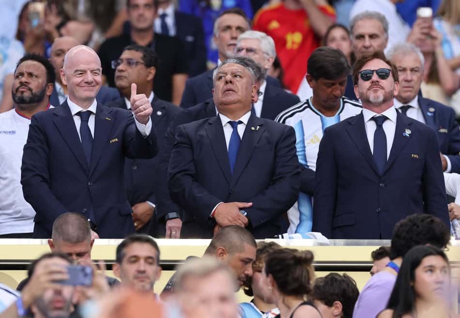 Gianni Infantino, presidente da Fifa, ao lado de Claudio Tapia, presidente da AFA, durante o jogo entre Argentina e Cabo Verde, na Copa do Mundo 2026