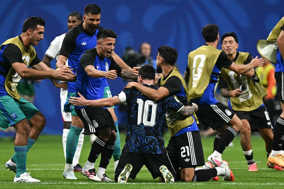 Companheiros abraçam Messi após classificação à final da Copa do Mundo