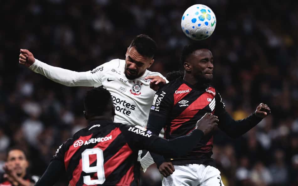 Disputa de bola entre jogadores de Corinthians x Athletico
