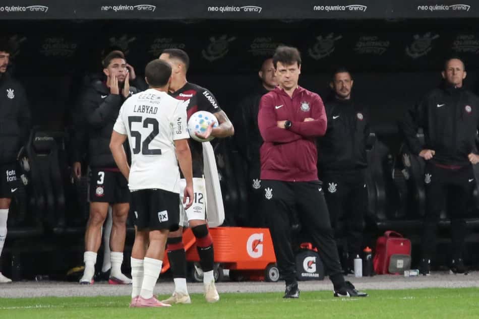 Fernando Diniz durante a partida entre Corinthians x Athletico