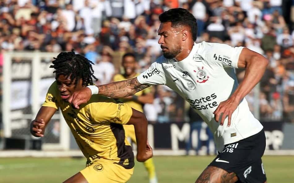 Jogadores de Corinthians e Cascavel em duelo