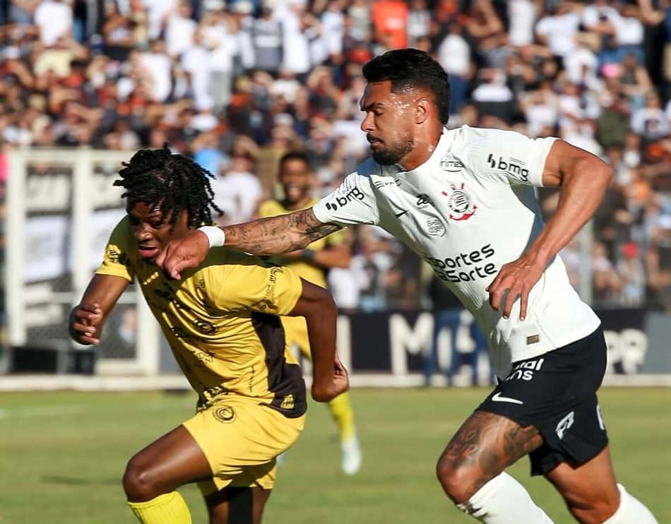Jogadores de Corinthians e Cascavel em duelo