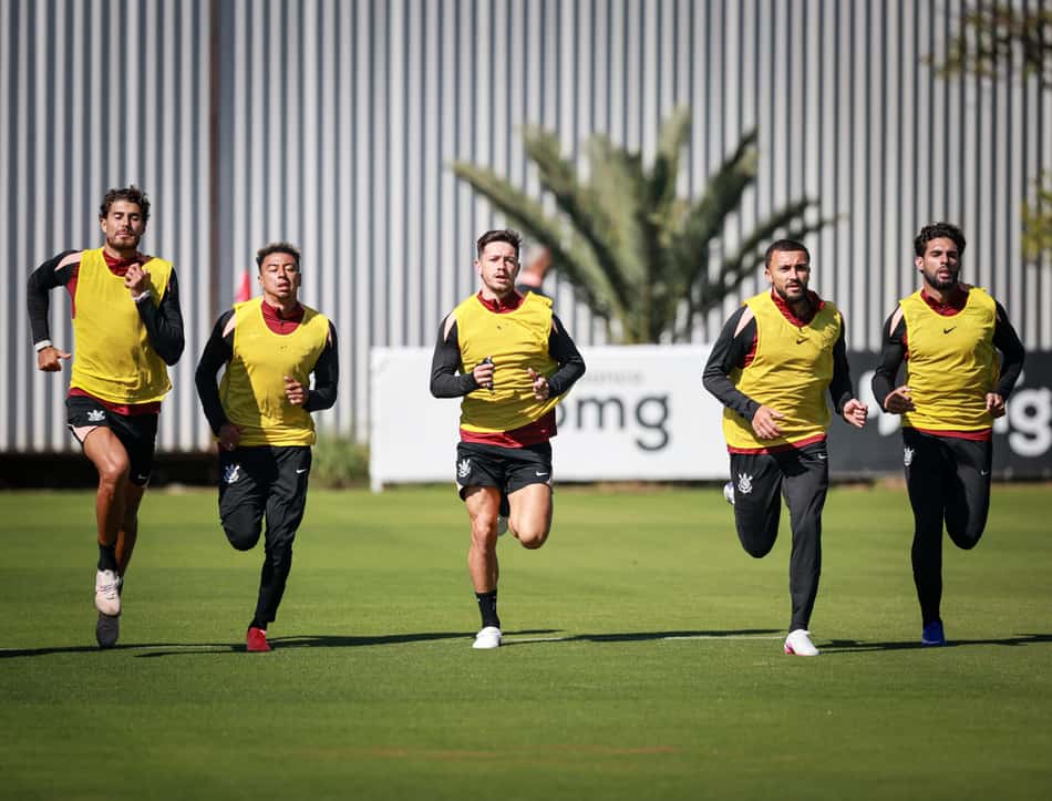 Elenco do Corinthians durante trabalho no CT
