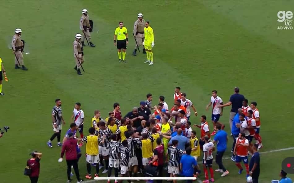Bahia x Corinthians tem briga generalizada durante o intervalo