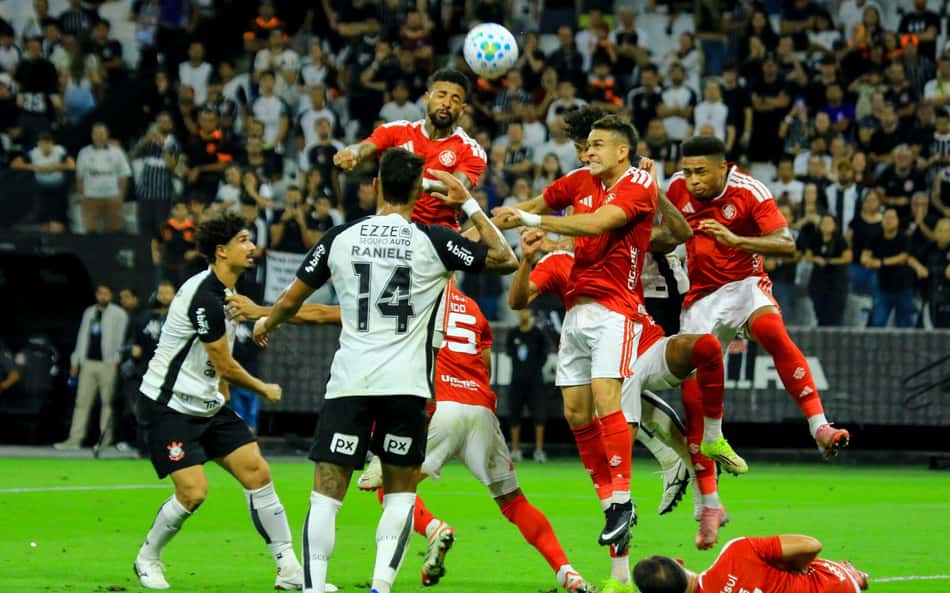Jogadores de Corinthians e Internacional em disputa intensa de bola durante partida eliminatória válida pela Copa do Brasil, refletindo o equilíbrio do confronto. (Foto: Renan Melo/MyPhoto Press/Folhapress)