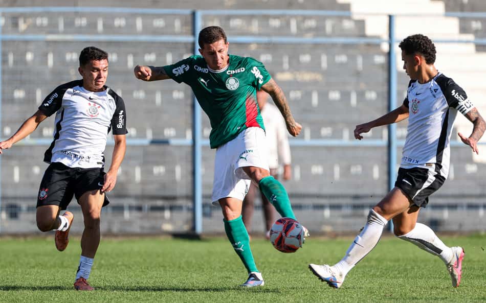 Atacante do Palmeiras faz golaço do meio-campo contra o Corinthians no Sub-20; assista