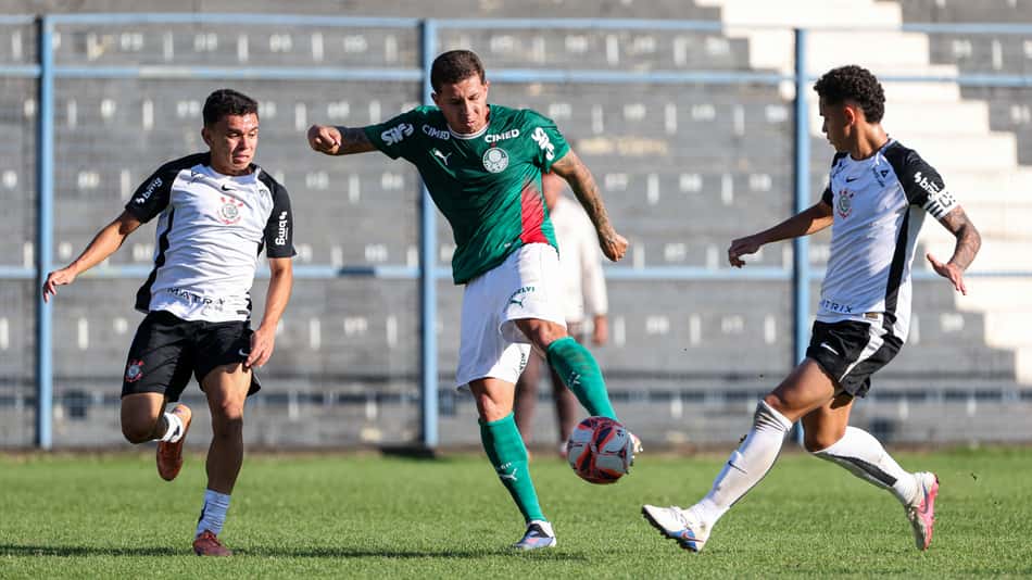 Felipe Teresa foge da marcação de jogadores do Palmeiras