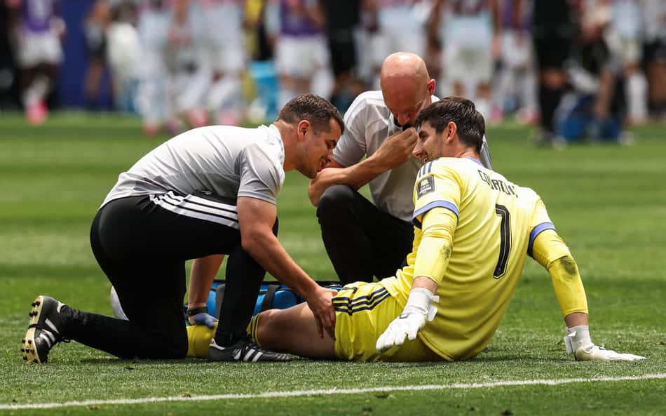 Courtois se lesionou no duelo entre Bélgica e Espanha (Foto: Etienne Laurente/AFP)