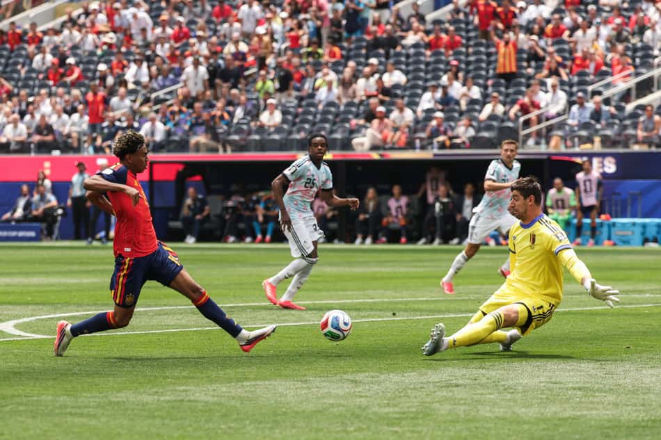 Courtois defendendo chute de Lamine Yamal