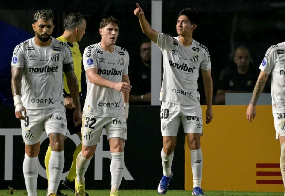 Cria da Vila, o boliviano Miguelito, camisa 30, comemora com os companheiros de Santos o gol de empate contra o UCV