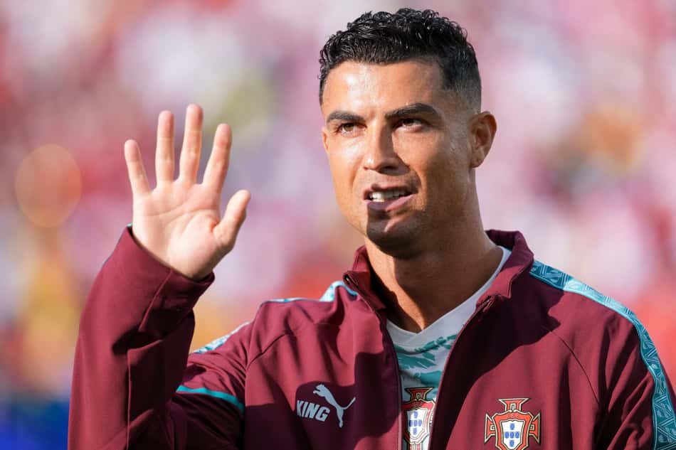 Cristiano Ronaldo acena antes de jogo de Portugal na Copa do Mundo