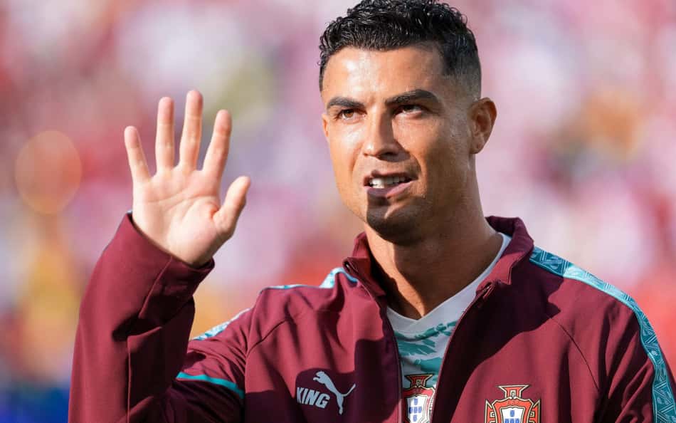 Após classificação na Copa, Cristiano Ronaldo surge em sacada e celebra com torcedores
