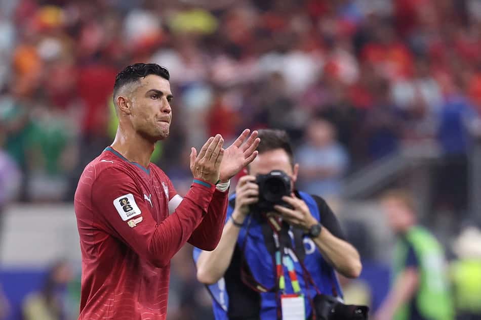 Cristiano Ronaldo aplaude a torcida no adeus às Copas
