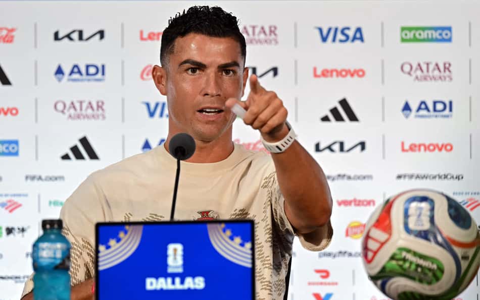 Cristiano Ronaldo aponta para jornalista brasileiro durante entrevista coletiva