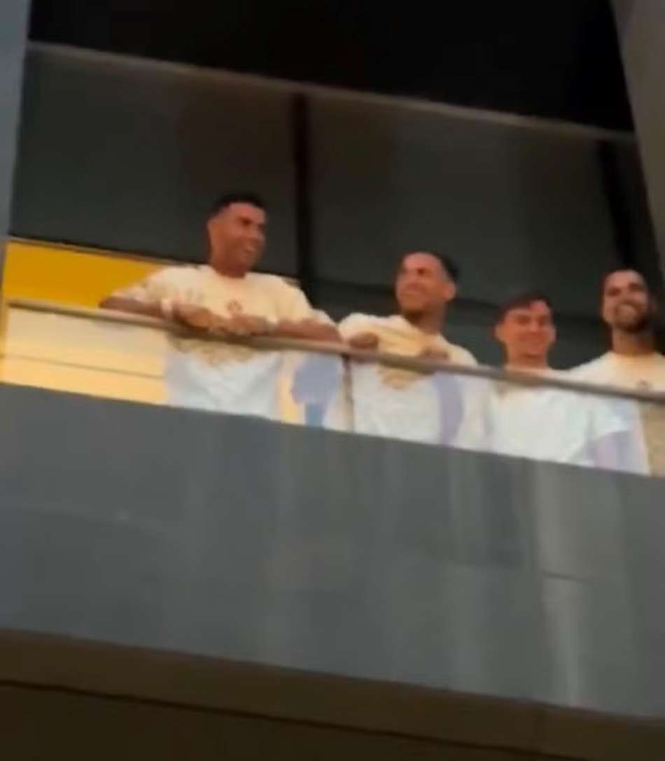Cristiano Ronaldo na janela do hotel da Seleção Portuguesa hotel em Toronto