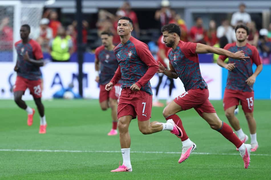 Cristiano Ronaldo participa de aquecimento antes de Portugal e Espanha pelas oitavas da Copa do Mundo