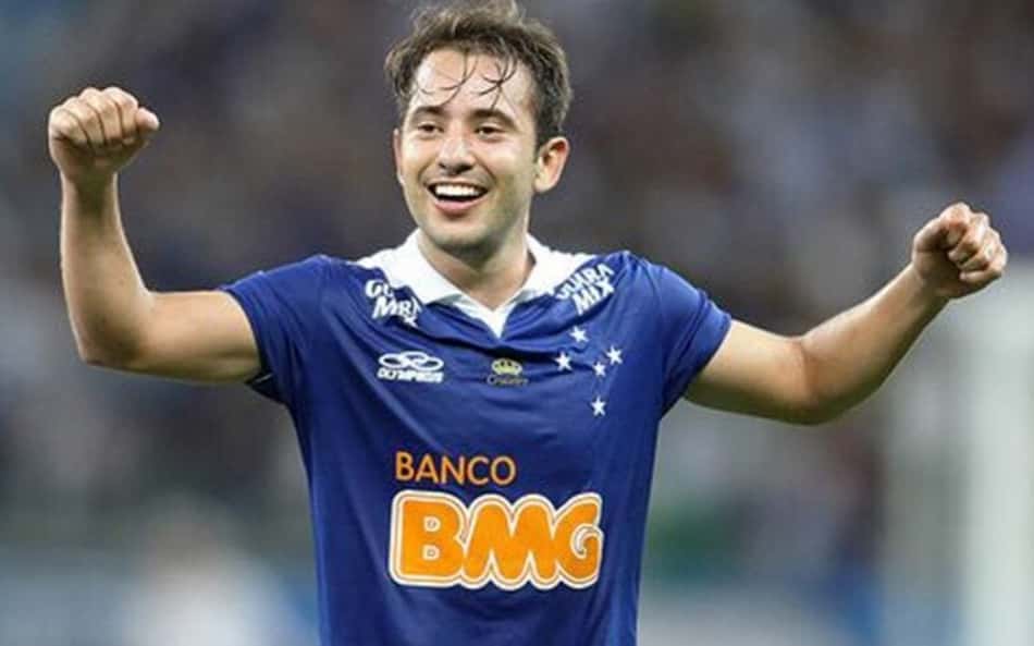 Everton Ribeiro com a camisa do Cruzeiro (Foto: Cruzeiro EC)