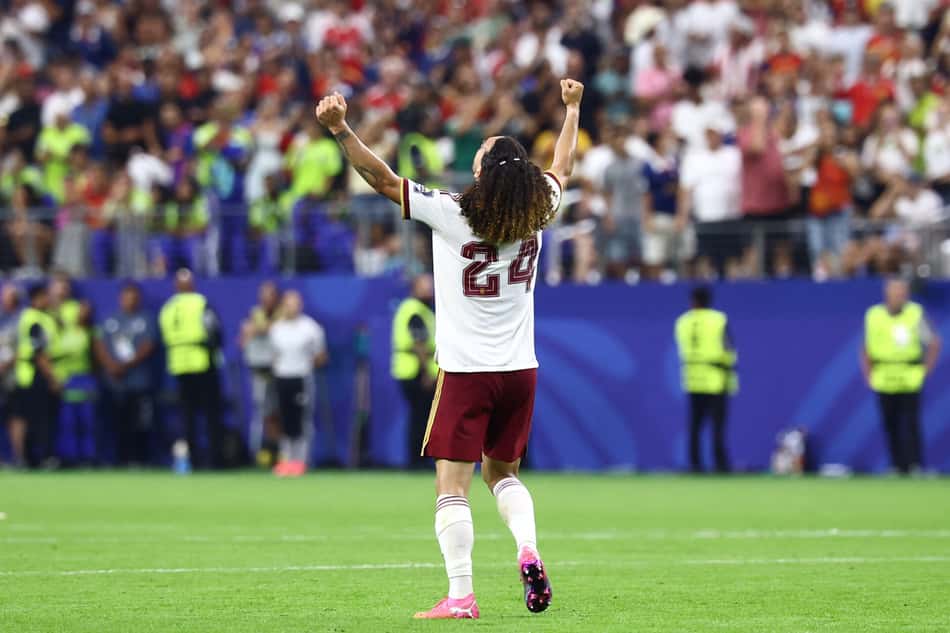 Cucurella é lateral-esquerdo da seleção da Espanha