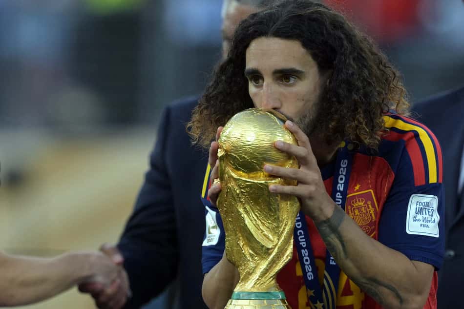 Cucurella beija taça da Copa do Mundo conquistada pela Espanha