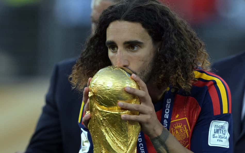 Cucurella é o único jogador no topo do futebol mundial por clubes e seleções; entenda
