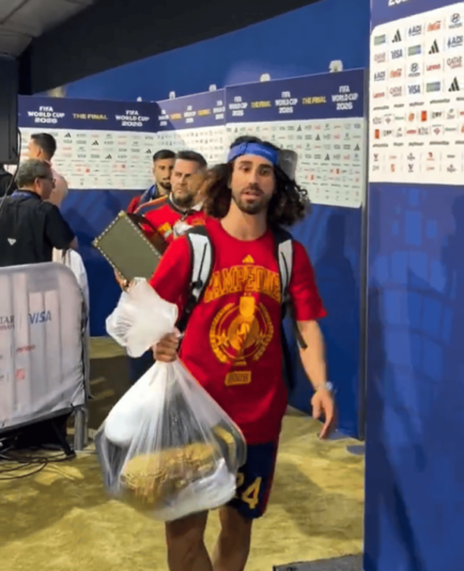 Maneira que Cucurella carregou a taça da Copa viralizou nas redes (Foto: Reprodução)