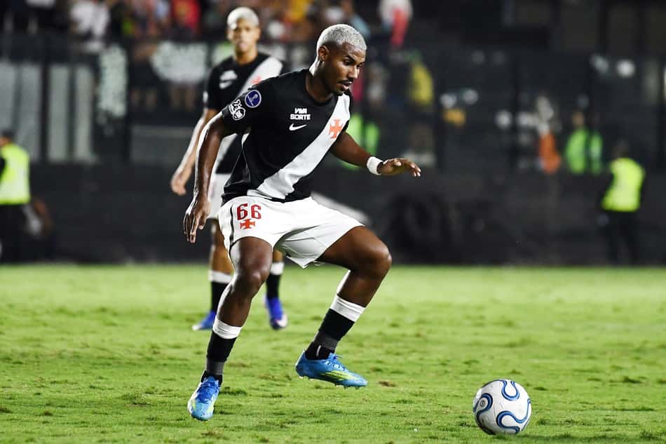 Cuiabano recebe a bola em jogo do Vasco na Copa Sul-Americana