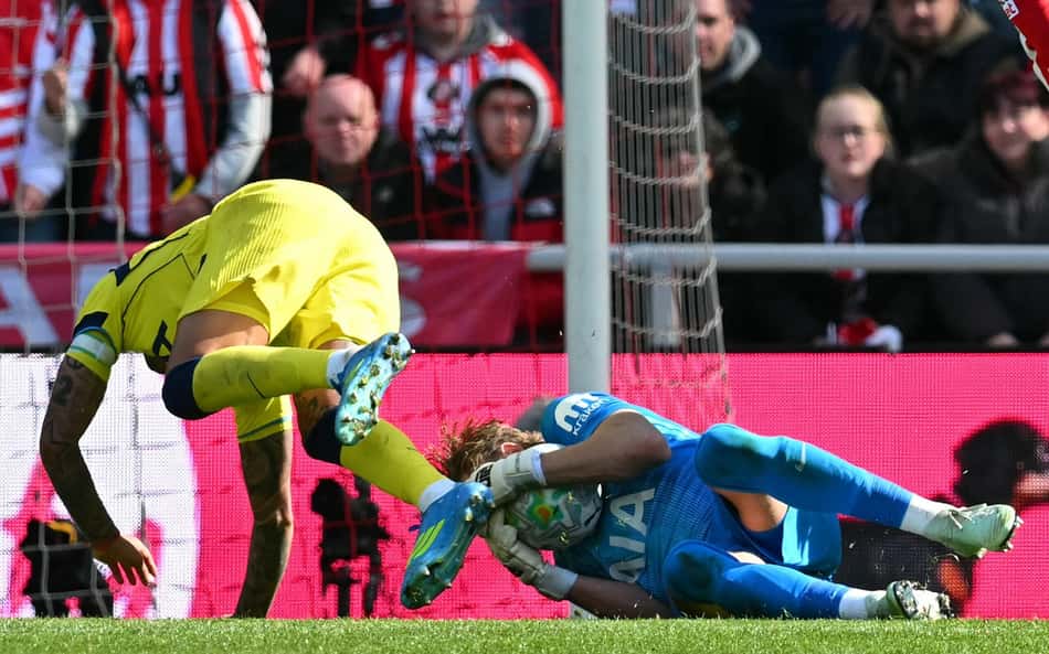 Cristian Romero em lance em que se lesionou em Sunderland x Tottenham, pela Premier League (Foto: ANDY BUCHANAN / AFP)