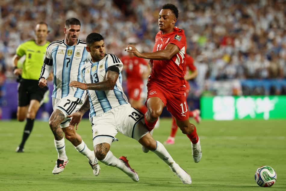 Cuti Romero disputa bola com Ndoye em Argentina x Suíça, pela Copa do Mundo