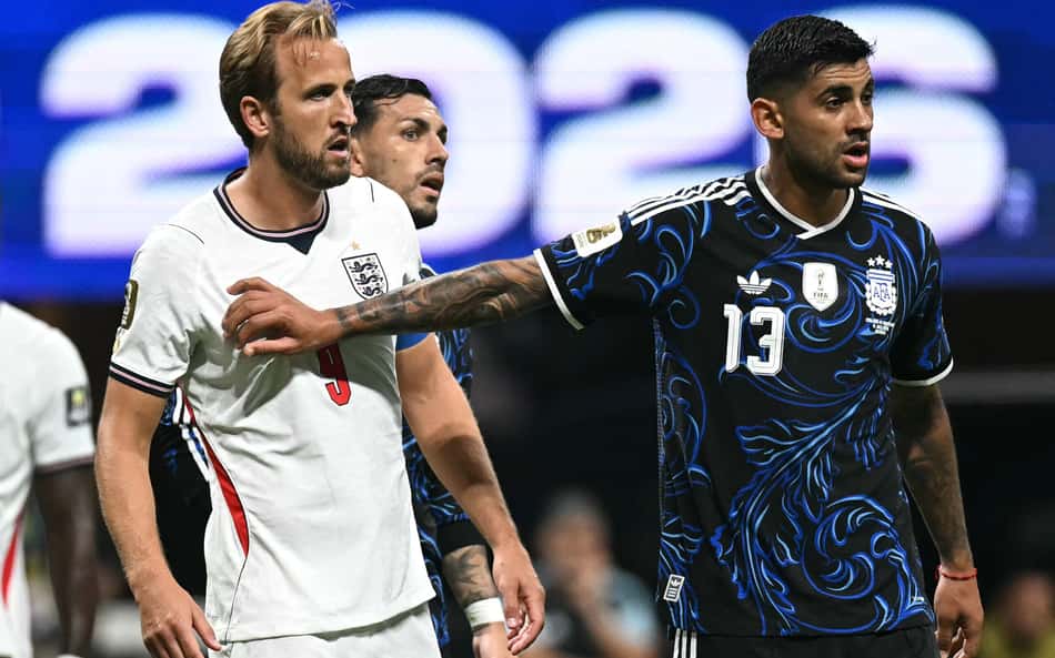 Defensor da Argentina critica ex-jogadores ingleses: 'Falam muito'