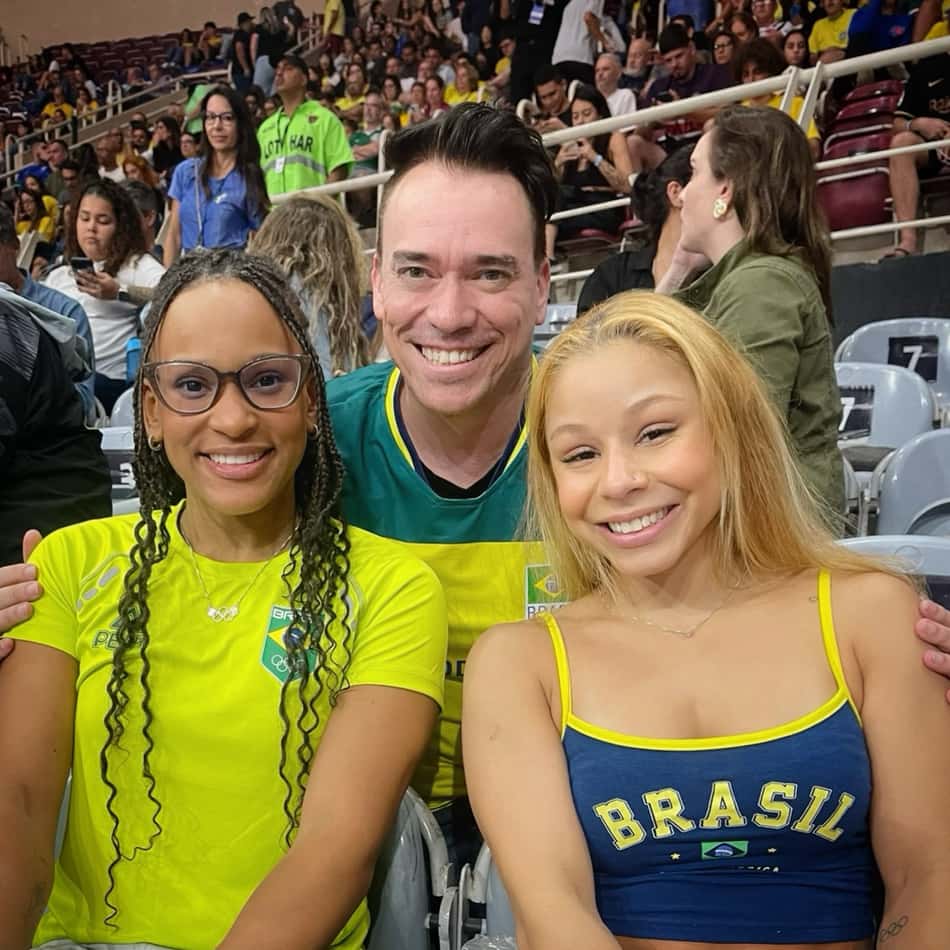 DJ Stari com as ginastas Rebeca Andrade e Flávia Saraiva
