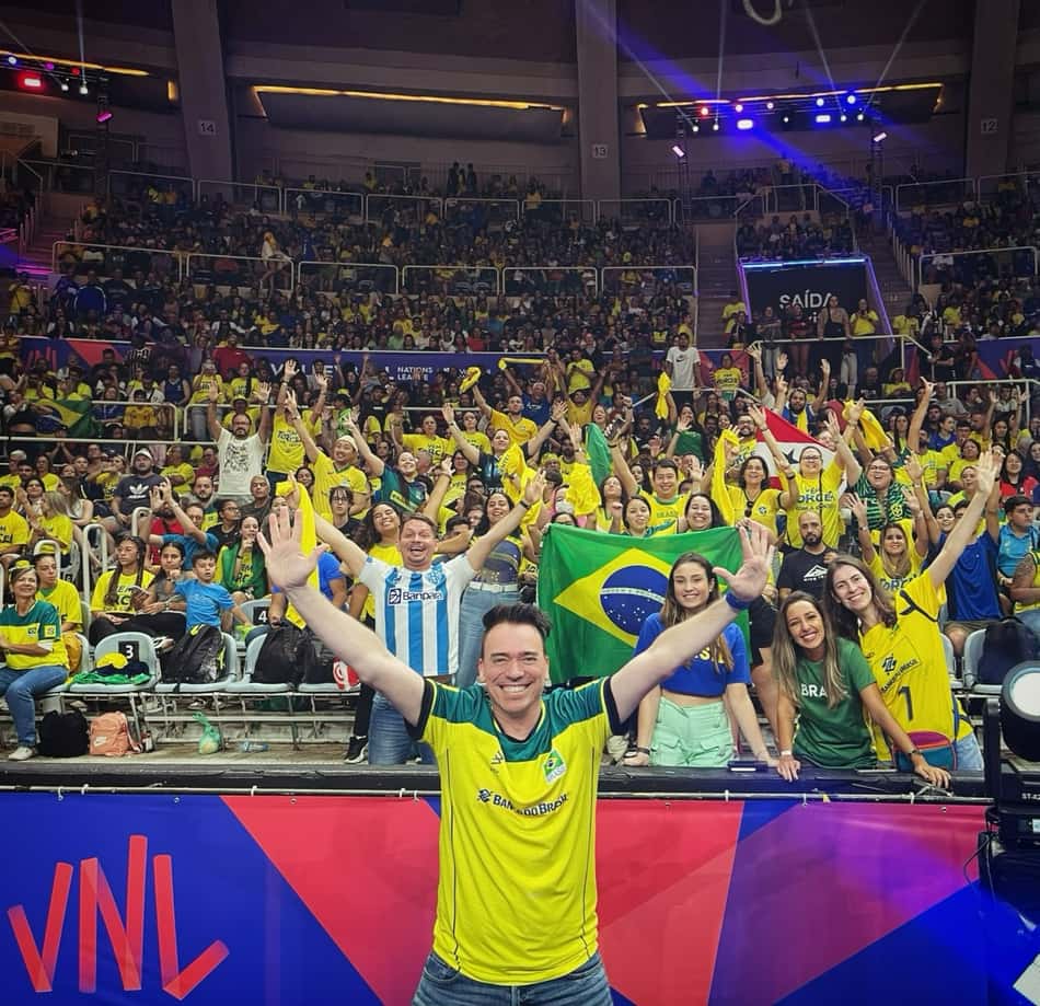 DJ Stari com a torcida brasileira na VNL, no Maracanãzinho (Foto: Arquivo pessoal)