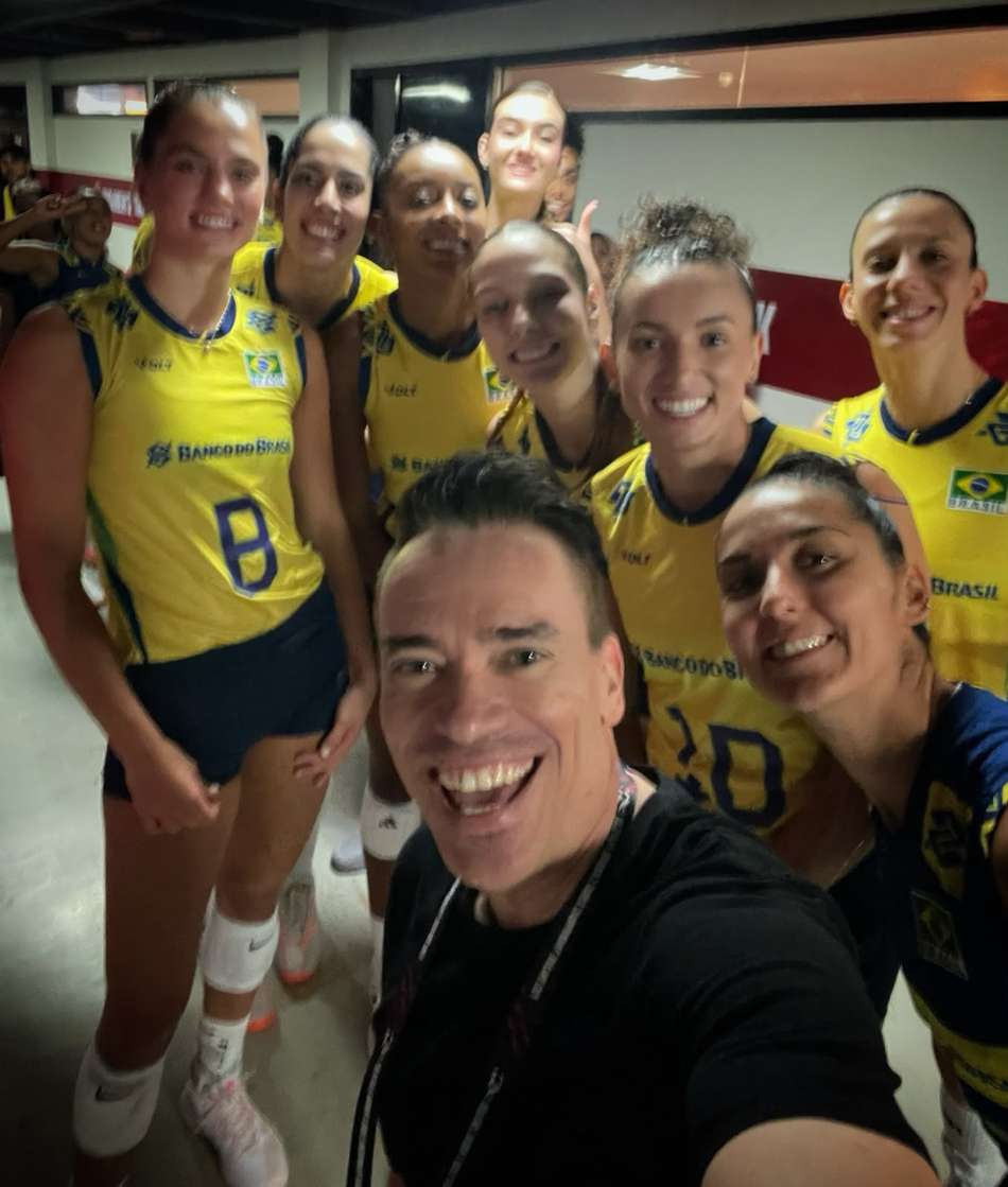DJ Stari e jogadoras da seleção brasileira de vôlei
