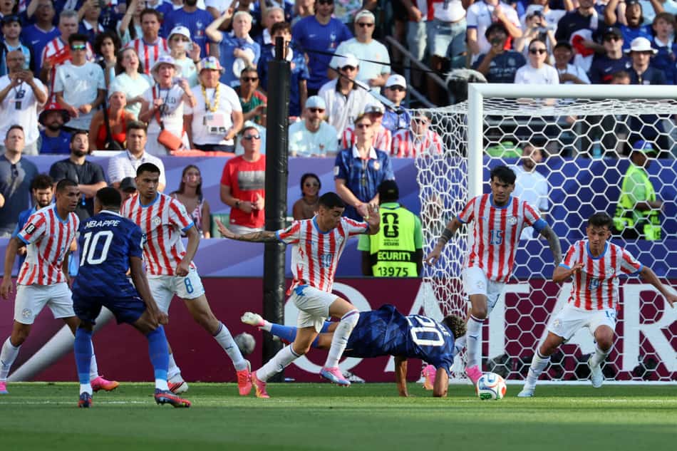 Desire Doue, da França, caindo na área contra o Paraguai na Copa do Mundo