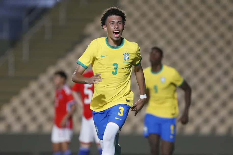 Da Mata com a camisa da Seleção Brasileira da base