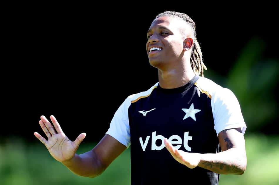 Danilo gesticula com as mãos durante treinamento do Botafogo