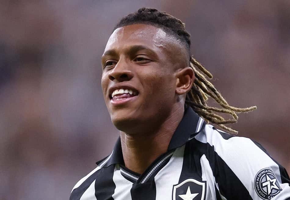 Danilo, alvo do Palmeiras, durante partida pelo Botafogo