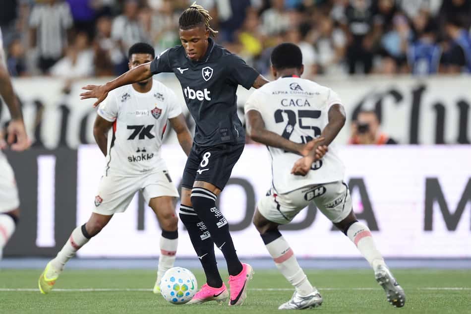 Danilo em ação pelo Botafogo contra o Vitória