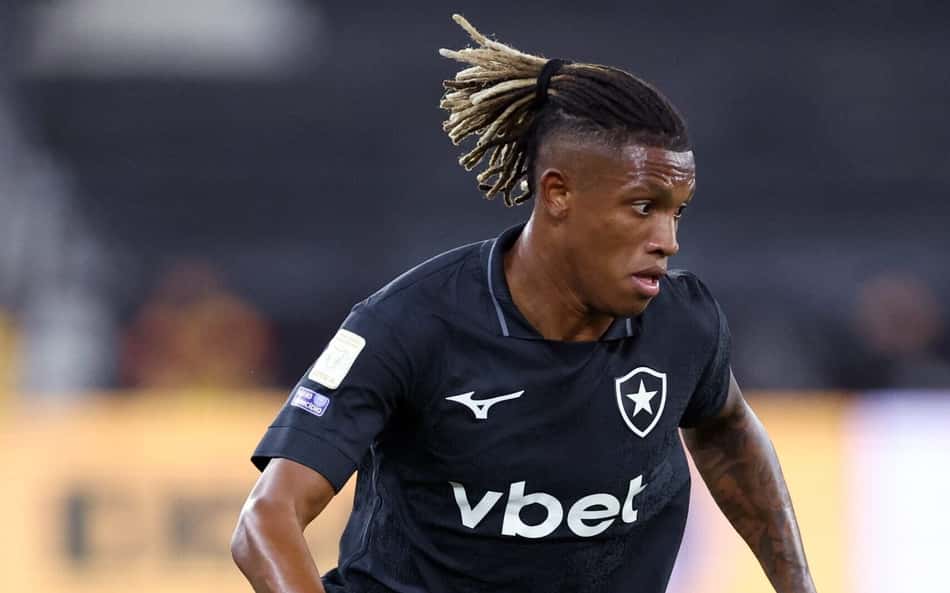 Danilo em ação pelo Botafogo contra o Vitória